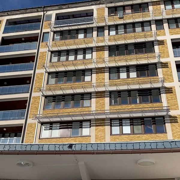 Delad bild. Till vänster: person i svart jacka inomhus. Till höger: fasad på flerbostadshus.