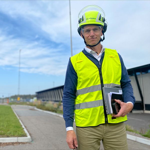 Segmentchef Andreas Berge på Södra Building Systems står framför en av företagets fabriker i korslimmat trä.