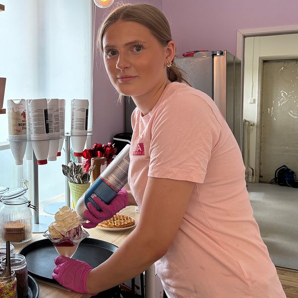 Jaylee de Ridder gör i ordning en glass bakom disken i sitt café i Ekshärad.