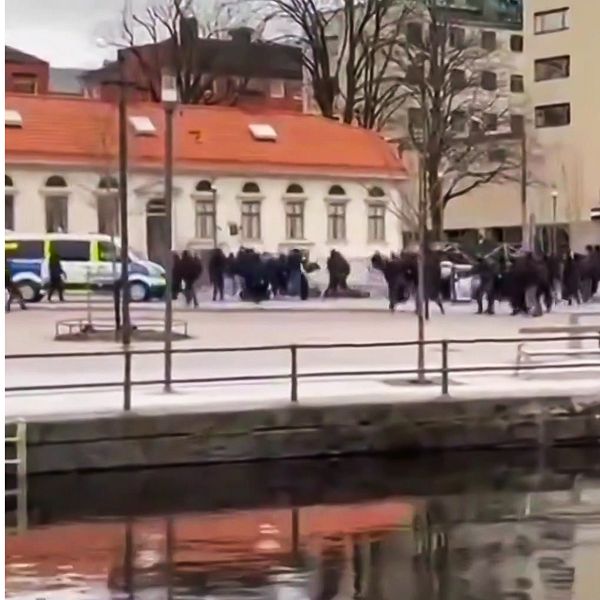 Supporterpolis på en arena till vänster, mobilfilm på svartklädda gäng som ryker ihop och bråkar till höger.