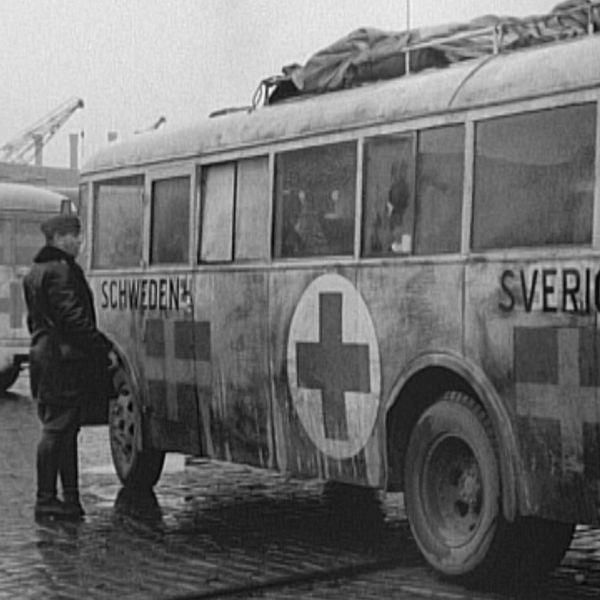 Delad bild. Till vänster: kvinnor i samtal efter kriget. Till höger: svensk rödakorsbuss.