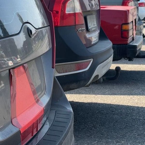 En delad bild som visar två sektioner; den vänstra delen visar en person klädd i kostym med en namnskylt runt halsen, medan den högra delen visar en rad bilar parkerade bakom varandra, med fokus på baklamporna på en av bilarna.