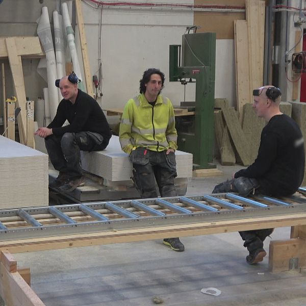 Anställda på Jörnträhus i Jörn samlade i produktionen.