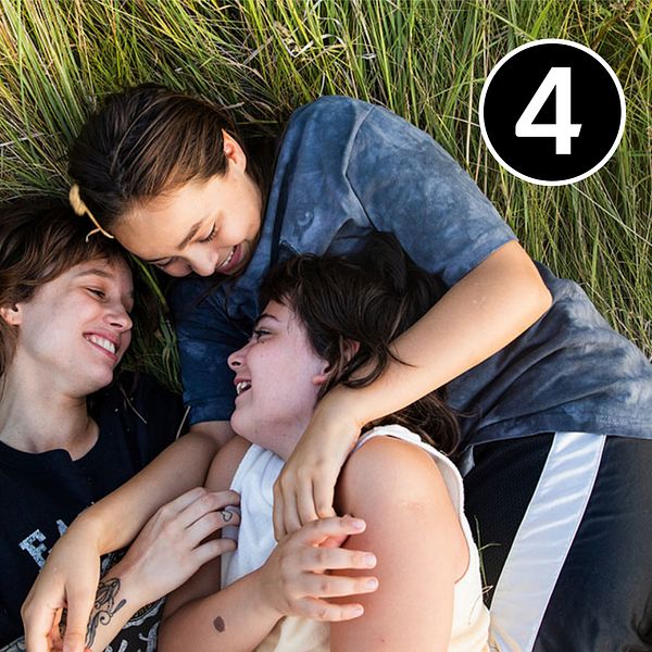 Sofia Olsson, filmkritiker mot en grå bakgrund. Tre unga tjejer från filmen Paradiset brinner som ligger i gräset.