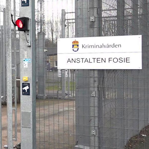 Tvådelad bild. Till vänster: En person i en mörk tröja. Till höger: Grind och skylt till anstalten i Fosie.