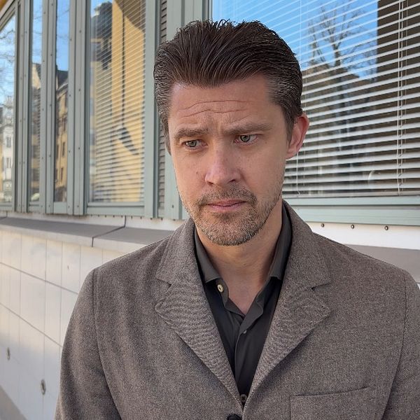 Anders Mullfors utanför polisstationen