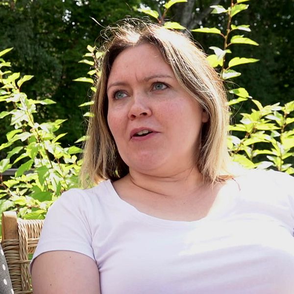 Fanny Salonen ja Laura Sumanen  istuvat syyspäivänä pihalla ja kertovat millä tavalla nuoret ruotsinsuomaaiset osallistuvat omakieliseen toimintaan Karlskogassa.