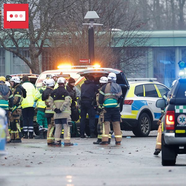 Delad bild: Till vänster syns en person vars ansikte är suddat. Till höger står ett flertal räddnings- och polisfordon samt utryckningspersonal, möjligen brandmän och poliser, i samlad grupp vid en incident. Environmentet verkar vara urbant med träd och byggnader i bakgrunden.