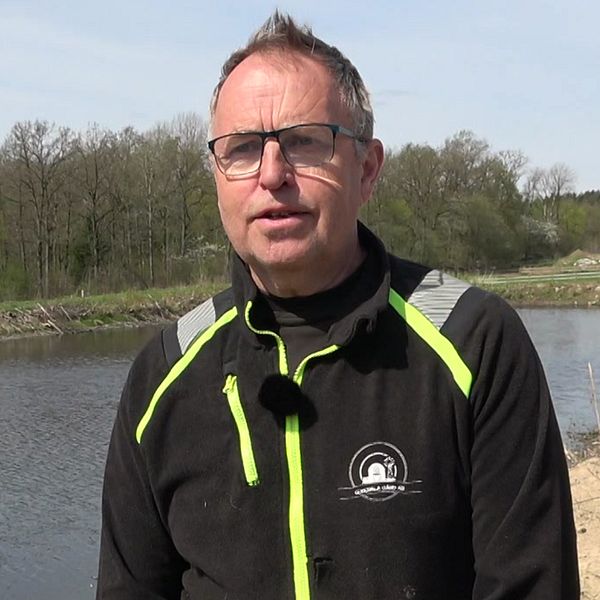 Delad bild. Till vänster: vattenkanon vattnar åker. Till höger: person står vid sjö.