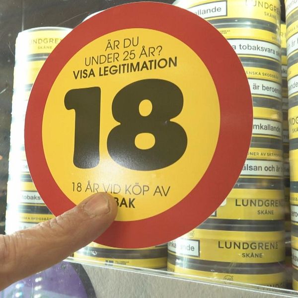 Bilden är ett montage av två bilder. Till vänster står en man i svart tröja och till höger pekar ett finger på åldergränsskylt.