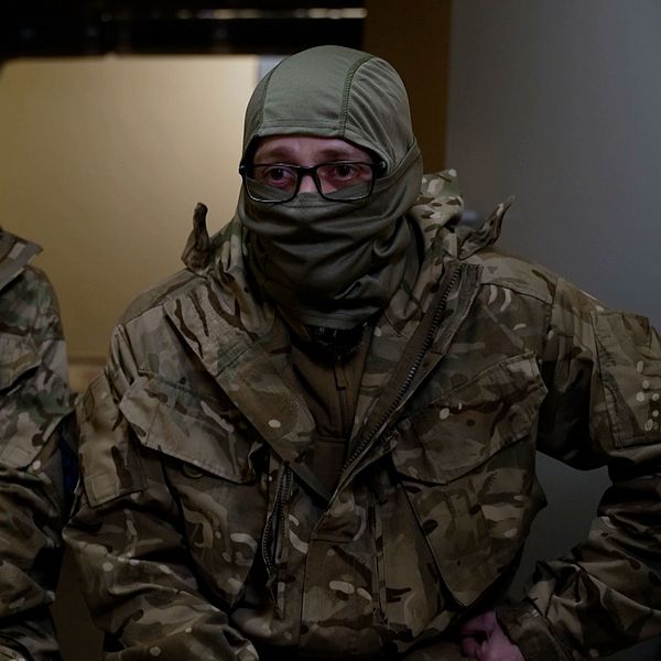 De kallar sig Zirka och Seven – en kvinna och en man i militärkläder som strider på Ukrainas sida.