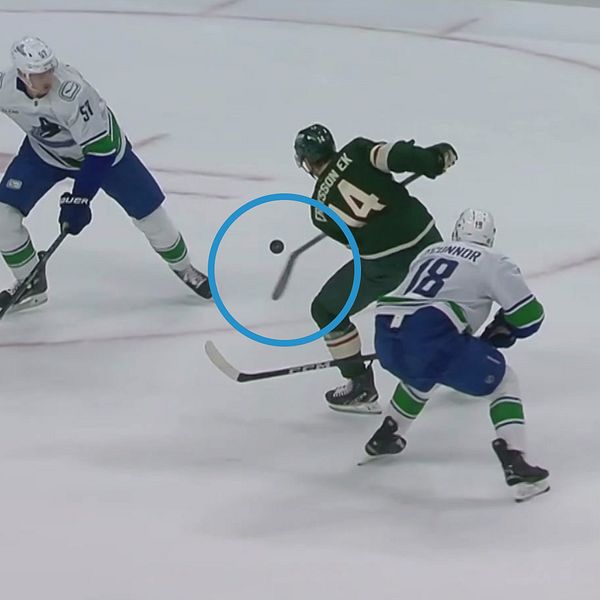 Joel Eriksson Ek utför en passning under en ishockeymatch mot Vancouver Canucks.