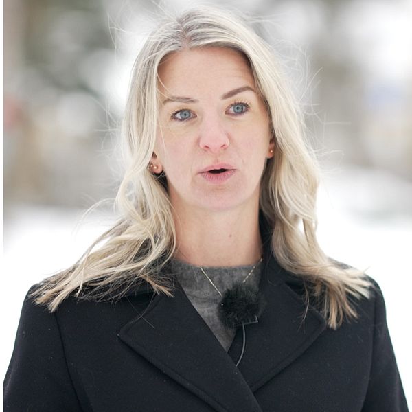 Maria Landeborn, senior strateg på Danske bank intervjuas utomhus.