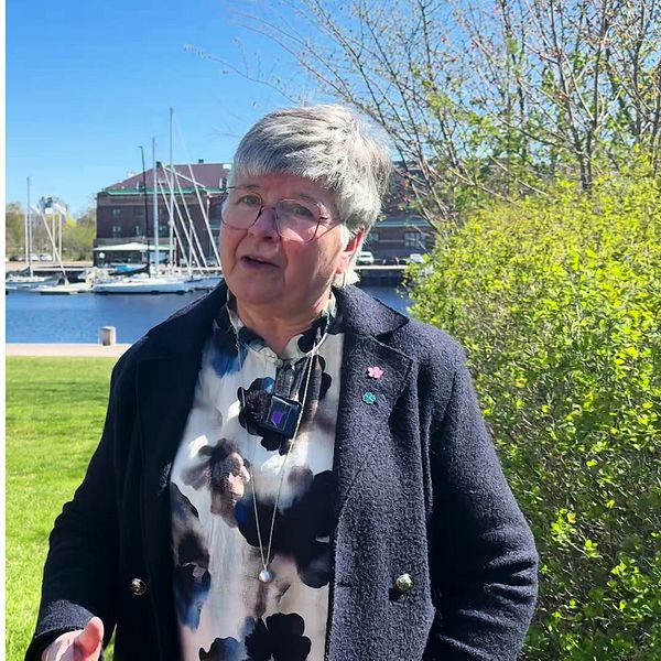 Per Svensson och Helene Andersson står utomhus i samtal om vägfrågan