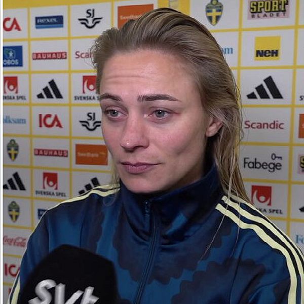 Fridolina Rolfö i samtal med tränare samt intervjuas i svensk landslagsjacka