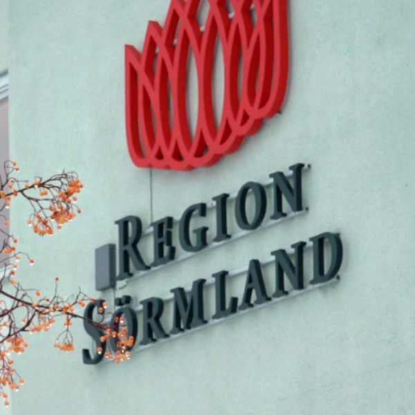 Bild på fasad med skylt där det står Region Sörmland. Region Sörmland bildades av det som tidigare hette Södermanlands läns landsting och landstinget Sörmland. Regionens sjukhus heter Kullbergska sjukhuset, Mälarsjukhuset, Nyköpings lasarett samt Regionsjukhuset Karsudden.