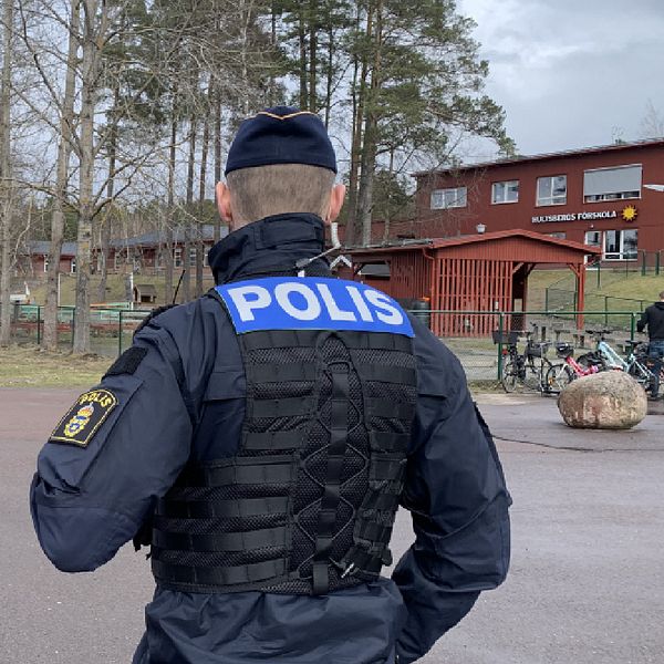 Poliser utanför Hultsbergsskolan.