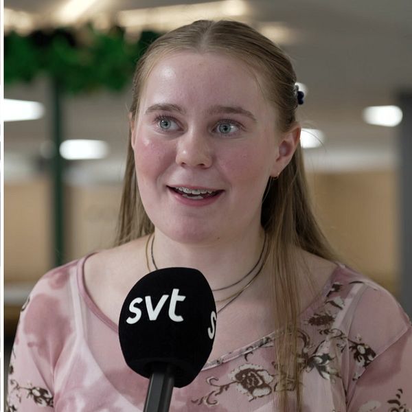 Signe Lönnberg intervjuas om gratis studentmössor i Västervik