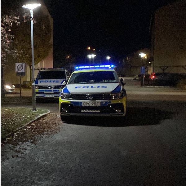 Polisbilar på plats vid södra Skallberget i Västerås efter en skjutning