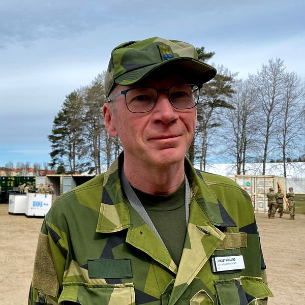 Major Jonas Frohlund, medelåldersman med glasögon i klädd militärkläder