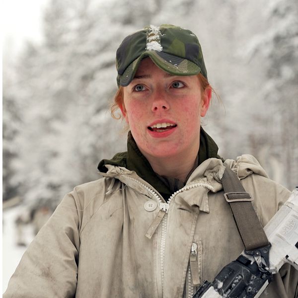 Närbild på skida och Moa Dahlgren, värnpliktig på Sollefteås I21