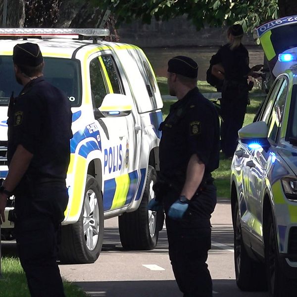 Två bilder. Till vänster en reporter som sitter på huk vid platsen där skottet avlossades. Till höger en bild med poliser och polisbilar.