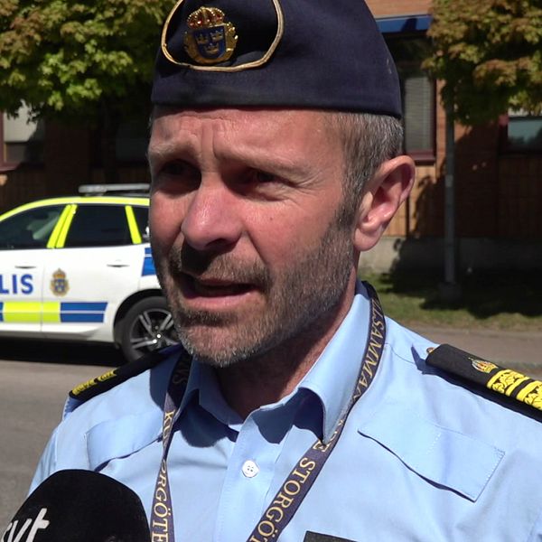 Tvådelad bild. Till vänster: person med flätor. Till höger: polis i uniform och polisbil.