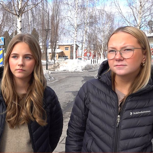 13-åriga Signe Nilsson och Saga Lundqvist tycker det är äckligt att en man blottat sig för flera kvinnor.