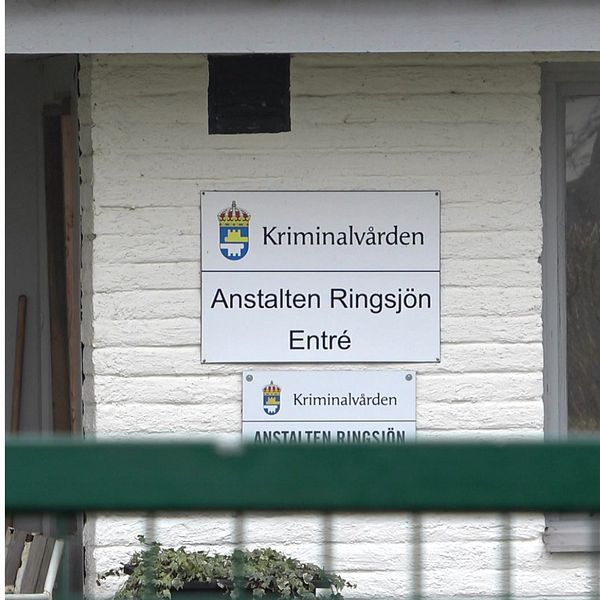 Johan Andersson (S), kommunstyrelsens ordförande i Eslöv. Skylt utanför anstalten Ringsjöns entré i Eslöv.