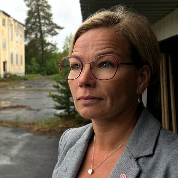 Miljö- och byggnämndens ordförande i Skellefteå, Annamaria Hedlund (S) framför Jörnsgården.