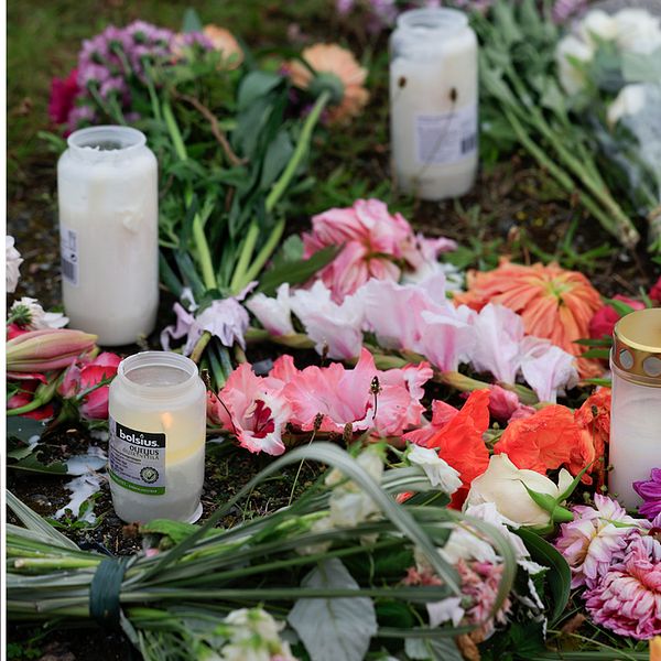 På bilden till vänster en kvinna och på bilden till höger ett hav av blommor och ljus.