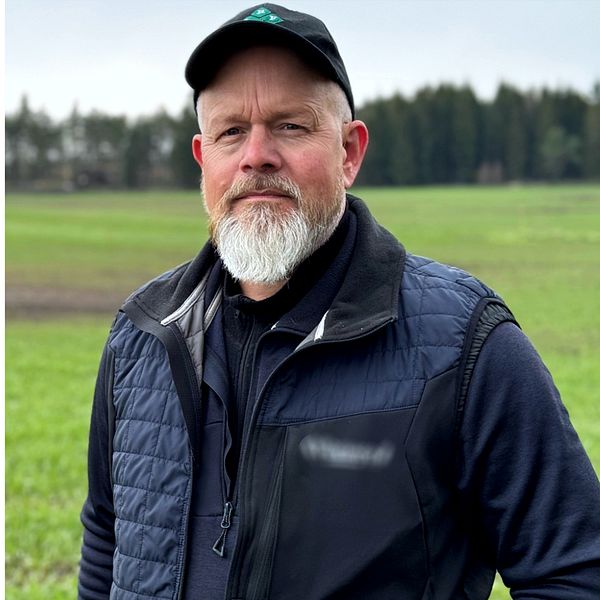 Anders Nilsson håller upp en mobiltelefon där han visar en bild på hönshirs.