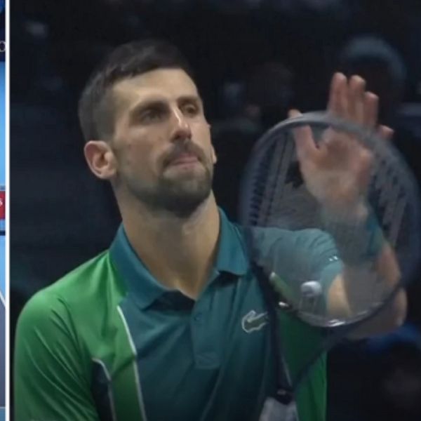 Jannik Sinner och en applåderande Novak Djokovic