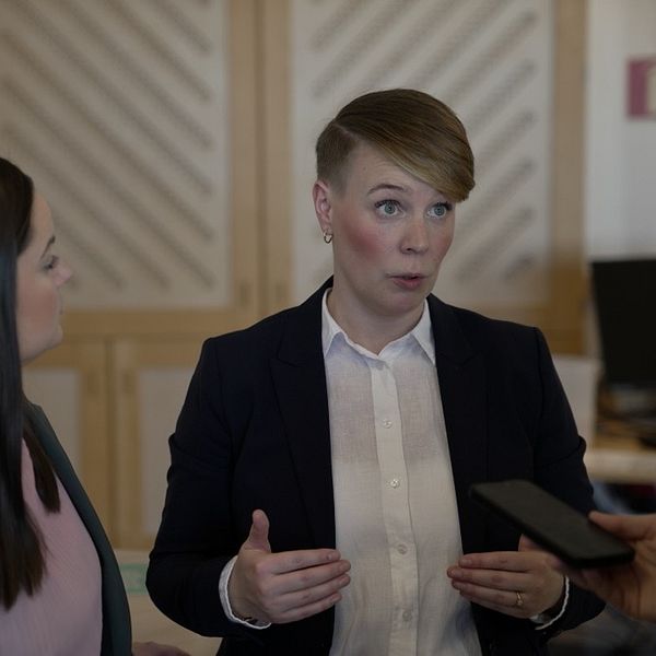 Regionstyrelsens ordförande, Henrietta Serrate (S), tillsammans med hälso- och sjukvårdsnämndens ordförande Ida Eriksson (M),
