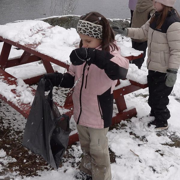 Tvådelad bild. Till vänster: affisch om sopplockning. Till höger: barn plockar skräp i snö.