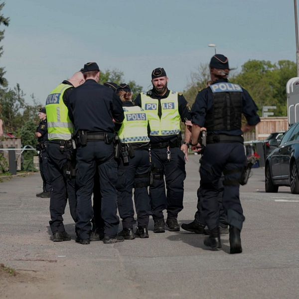 Till vänster en man i polisskjorta, till höger en grupp poliser utomhus.