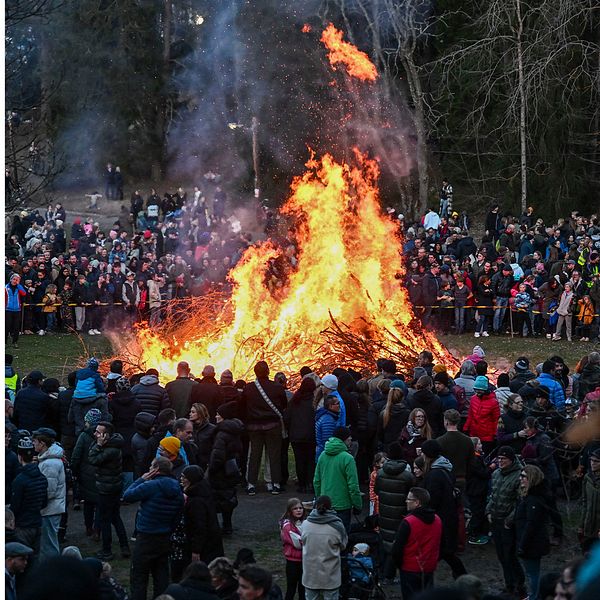 Här förklarar brandmannen hur man ska tänka med elden under valborg och ger tips på hur man ska tänka när man eldar en majbrasa.