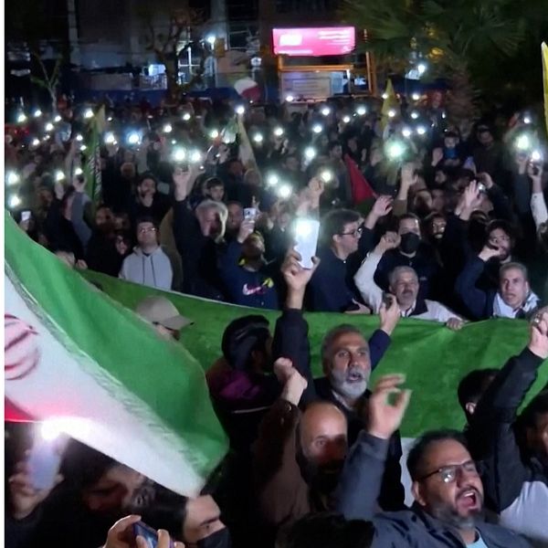 Människor firar i Irans huvudstad Tehran efter attacken mot Israel. Talesperson för Israels militär uttalar sig efter attacken.