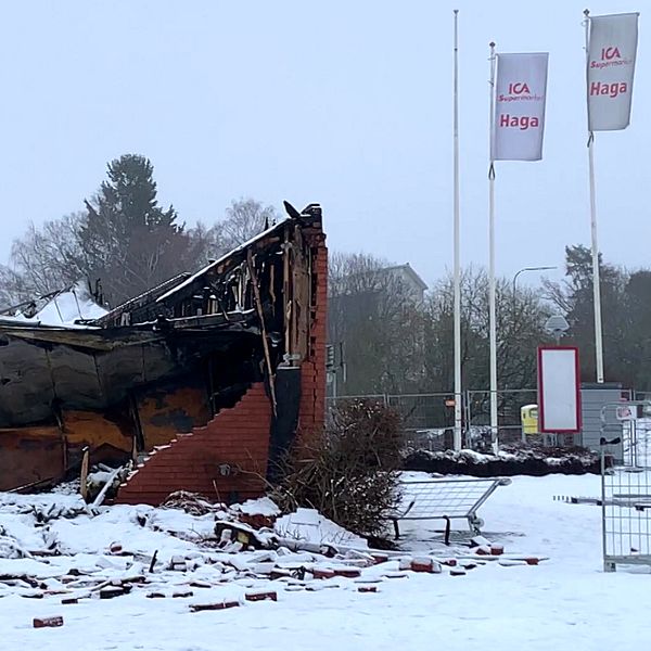 Resterna av den nedbrunna ICA-butiken på Haga i Västerås.