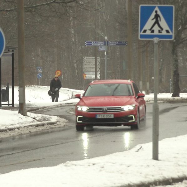 Bil kör på snöig gata