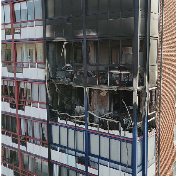Grannen Rickard Gullberg pratar om branden i Malmö. Utbrunna balkonger på Tornfalksgatan.