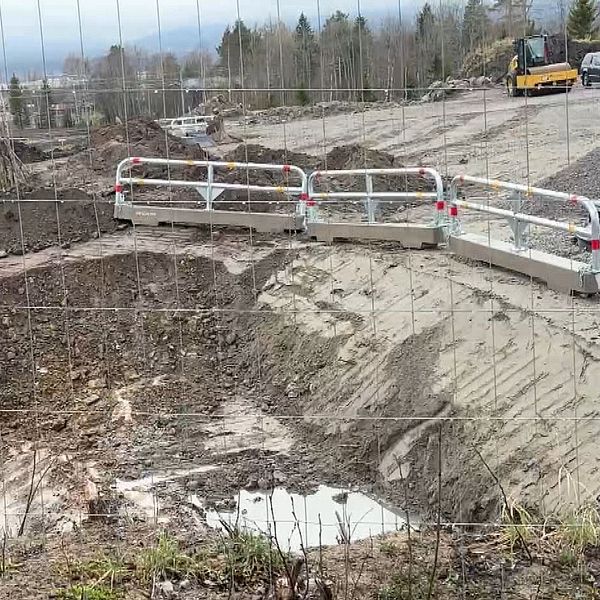Delad bild. Till vänster: kö av bilar på E4 vid Torsboda i Timrå. Till höger: vägbygge med grävmaskin.