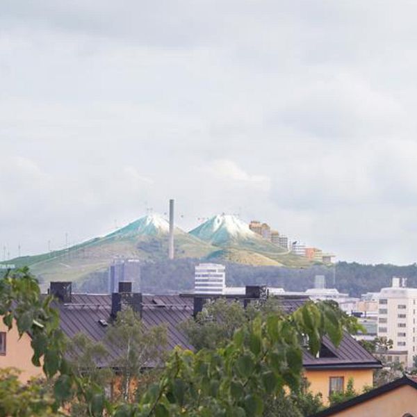 Delad bild. Vänster: person med hjälm i skidbacke. Höger: stadsvy med snötäckt berg i bakgrunden.