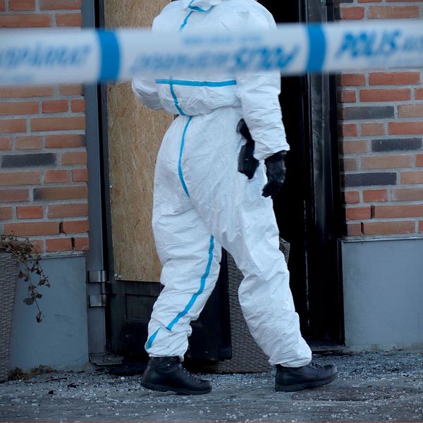 Delad bild. Vänster: person i vit kavaj. Höger: kriminaltekniker vid avspärrad plats.
