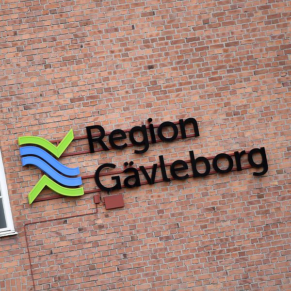 Dörr på vårdavdelning, skylt på fasad där det står ”Region Gävleborg”