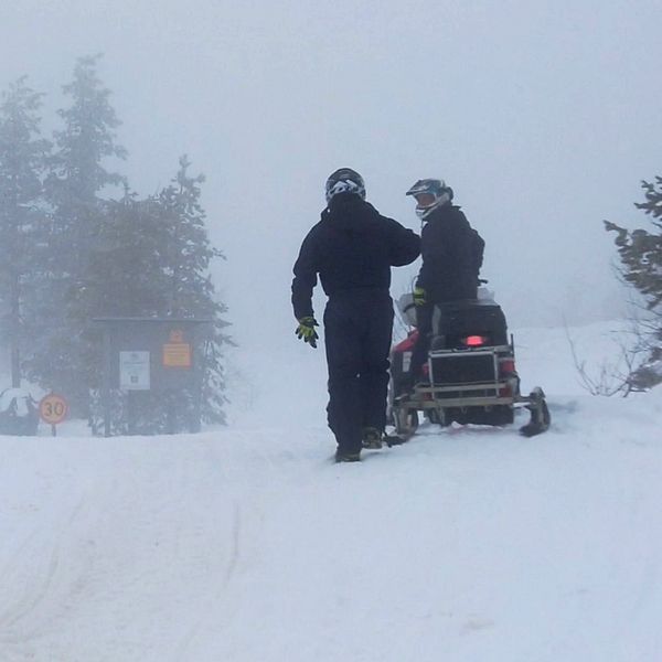 skoteråkare på väg ut på fjällen – tät dimma syns