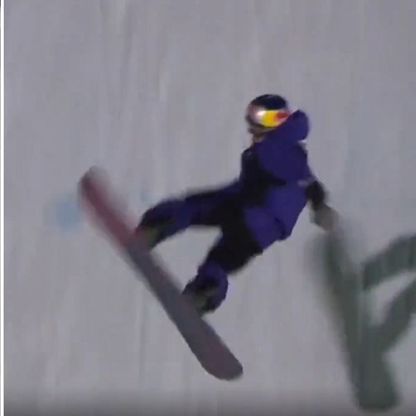 Tvådelad bild: till vänster ses en snowboardåkare klädd i mörk dräkt med armarna uppsträckta i en segervrål medan han glider nerför backen. Till höger utför samma snowboardåkare ett hopp, med brädan i luften och kroppen vriden i luften.