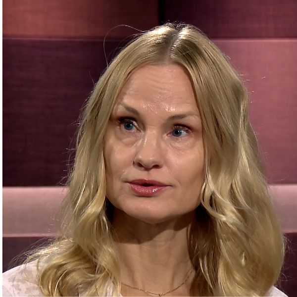 Delad bild. Till vänster: stor brand på natthimmel. Till höger: kvinna i tv-studio.