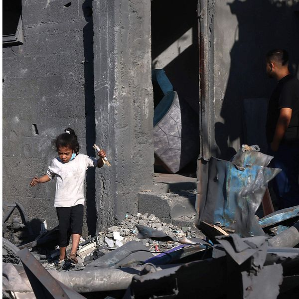 Experten till höger. Rester av hus efter bombning i Rafah, södra Gaza.