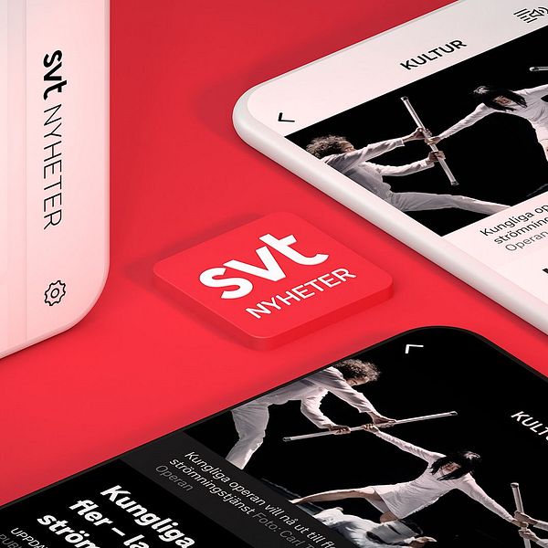 Tre smartphones som visar SVT Nyheters app med olika nyhetsrubriker och bilder. Den första skärmen visar en nyhet om en storbrand i Göteborg, medan de andra två skärmarna visar kulturrelaterade nyheter. Centralt i bilden syns SVT Nyheters logotyp på en röd bakgrund.